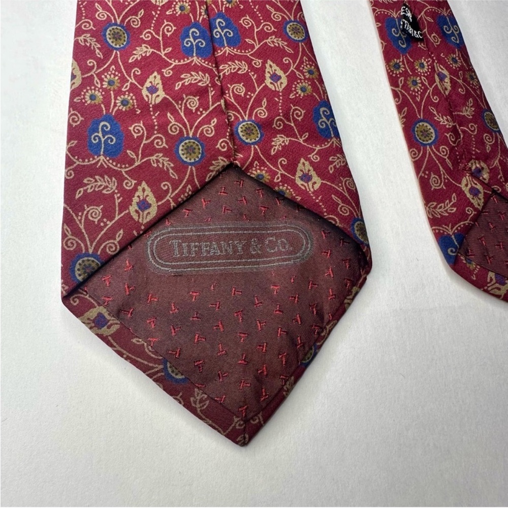Vintage TIFFANY & CO 1986 Medieval Burgundy & Gold Classic Silk Tie, 3.5” - Picture 4 of 8